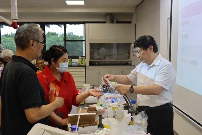 LINE_ALBUM_114.05.12 下午 生活新知-化妝品科學及實作_250521_23
