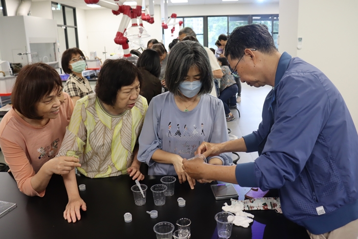 LINE_ALBUM_114.05.12 下午 生活新知-化妝品科學及實作_250521_46